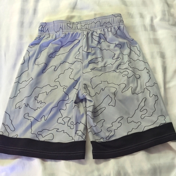 Boys under armour active wear shorts gray and black boys medium - Picture 2 of 2